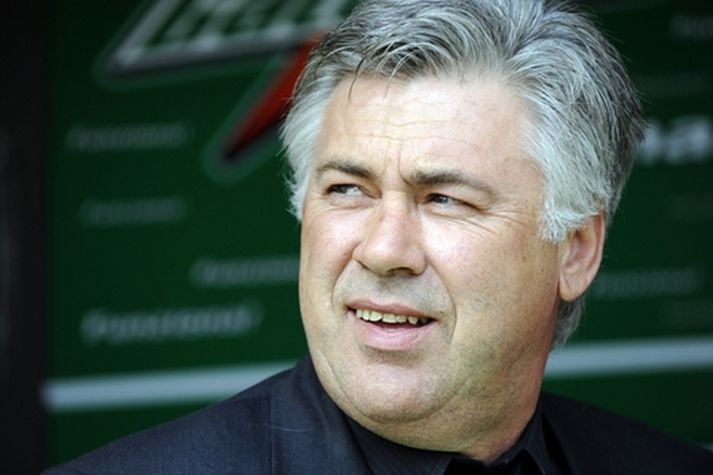 Ancelotti fær að stýra Milan áfram.