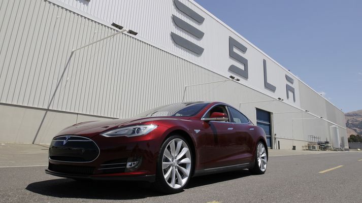 Tesla Model S fyrir utan höfuðstöðvar Tesla í  Kaliforníu.