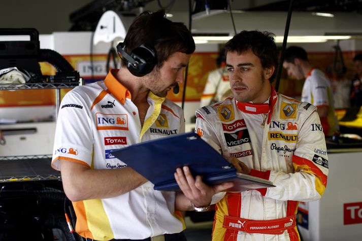 Fernando Alonso vann sigur í Singapú mótinu í fyrra, en áhöld eru um hvort Renault svindlaði í mótinu eður ei.