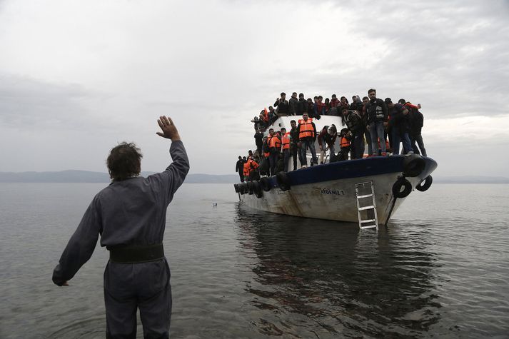 Yfirfullur bátur kemur að landi á grísku eyjunni Lesbos, eftir siglingu frá Tyrklandi. Myndin er tekin í október síðastliðnum.