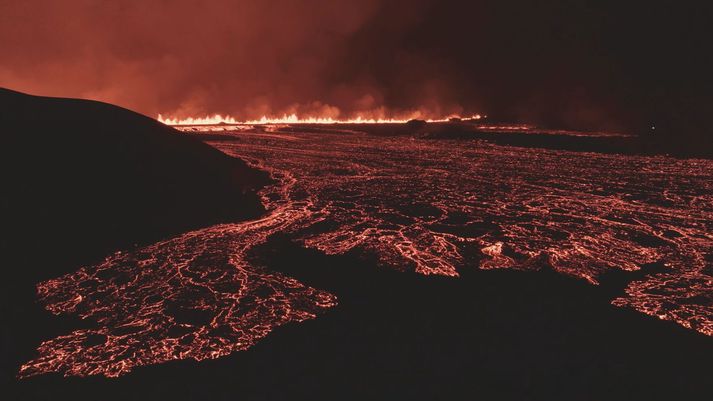 Glænýtt hraun á Reykjanesi í kvöld. Drónamynd Björns Steinbekk.