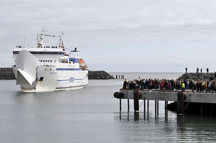 herjólfur við landeyjahöfn Dælu-skipið Skandia hóf dýpkun í Landeyjahöfn seinnipartinn í gær.mynd/óskar p. Friðriksson