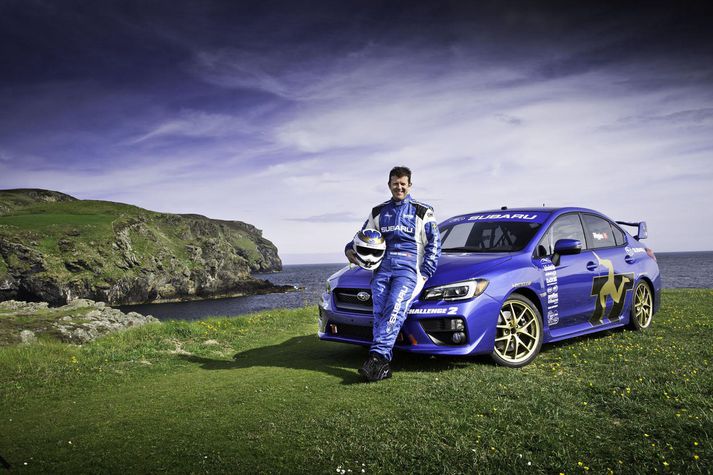 Mark Higgins við Subaru WRX bíl sinn á eyjunni Mön.