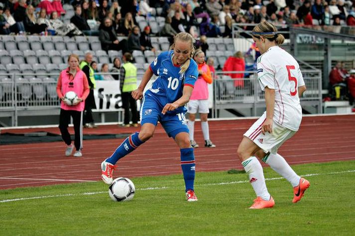 Dóra María Lárusdóttir með boltann gegn Ungverjum um síðustu helgi.