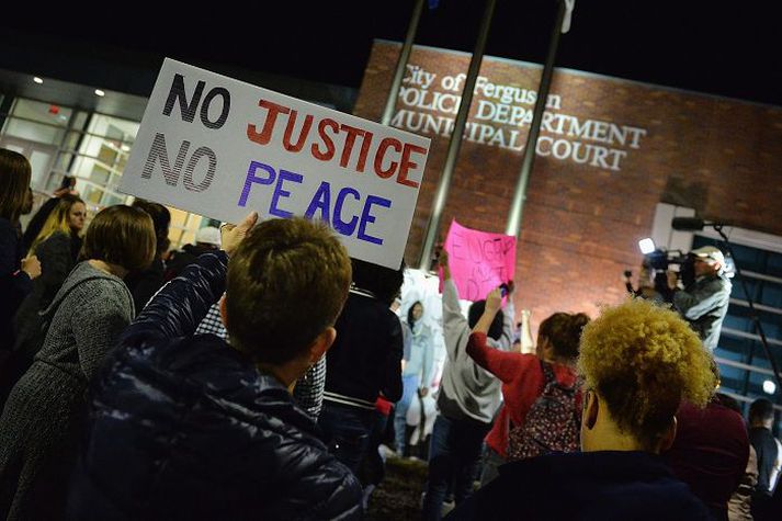 Íbúar í Ferguson komu saman í gær til að mótmæla framferði lögreglunnar, daginn eftir að lögreglustjórinn sagði af sér.