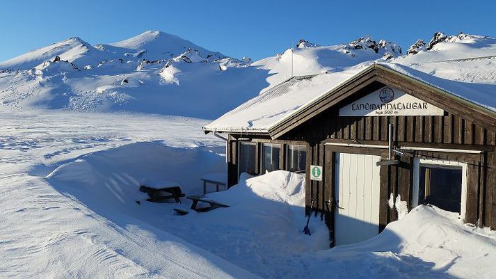 Elíza hefur verið skálavörður í Landmannalaugum frá því í haust en tók sér frí um jólin. Nú hefur hún dvalið þar sleitulaust í í rúmar átta vikur.