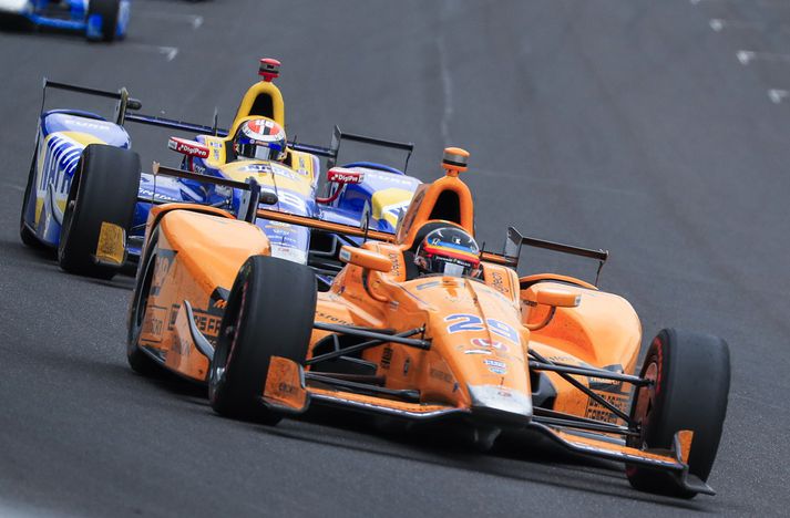 Alonso vakti mikla lukku í Bandaríkjunum þegar hann tók þátt í Indy 500 í fyrra.