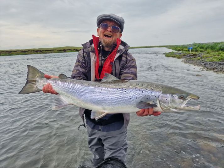 Jóhann Davíð með fyrsta lax sumarsins úr Eystri Rangá.