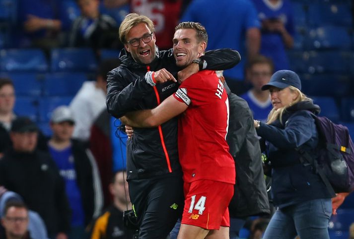 Klopp fagnar með Jordan Henderson sem skoraði annað mark Liverpool.