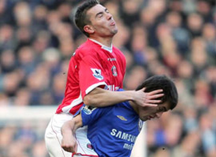 Darren Ambrose leikmaður Charlton reynir að ná boltanum af Joe Cole á Stamford Bridge í dag.