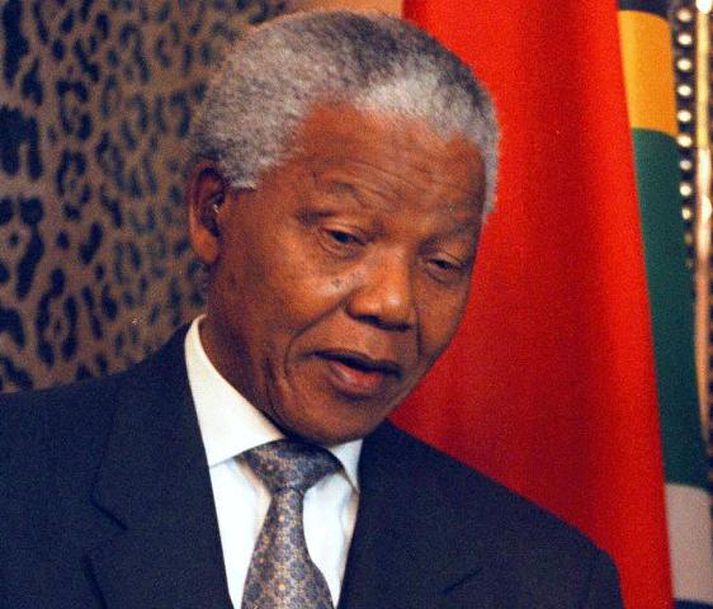 Nelson Mandela var fluttur á spítala í gær. Mynd/ afp.