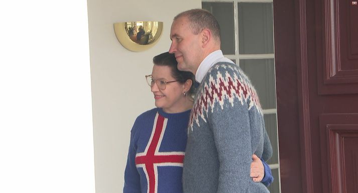 Forsetahjónin Guðni Th. Jóhannesson og Eliza Reid voru þjóðleg til fara þegar þau tóku á móti gestum á Bessastöðum í dag.
