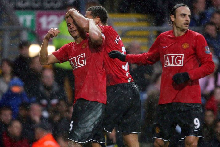 Dimitar Berbatov og Wes Brown fagna hér marki með Manchester United.