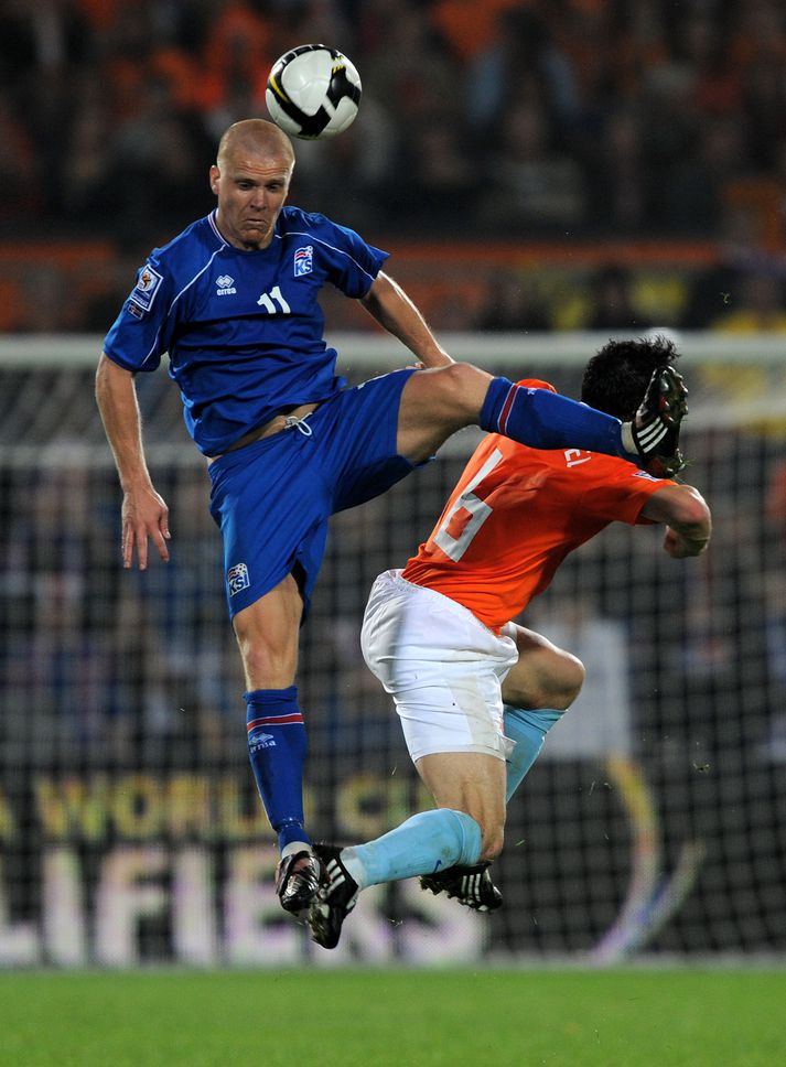 Emil Hallfreðsson í baráttu við Mark van Bommel, Hollending.