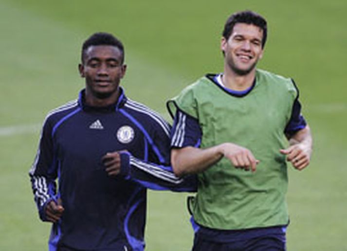 John Obi Mikel sést hér ásamt félaga sínum hjá Chelsea, Michael Ballack.