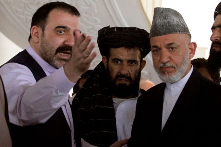 Wali sést hér (t.v.) ásamt bróður sínum, Hamid Karzai.
