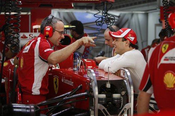 Stefano Domenicali og Felipe Massa ræðast við á þjónustusvæði Ferrari á Buddh brautinni í Indlandi.