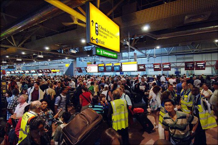 Þröngt á Heathrow-flugvelli Margt var um manninn á Heathrow í gær. Gífurleg öryggisgæsla var á vellinum og fjölmörgum flugferðum var aflýst og seinkað. Farþegar á Keflavíkurflugvelli urðu margir hverjir einnig fyrir verulegum töfum.