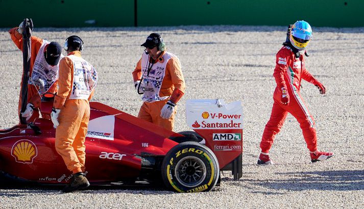 Alonso er ekki ánægður með bílinn sem Ferrari liðið skaffar honum í ár. Í malargryfjuna fór hann í tímatökum fyrir ástralska kappaksturinn.