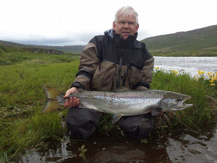 Guðbrandur Haraldsson með 89 sm nýgengin lax úr Laugardalsá