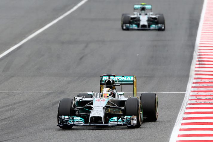 Hamilton náði að verjast Rosberg í dag.