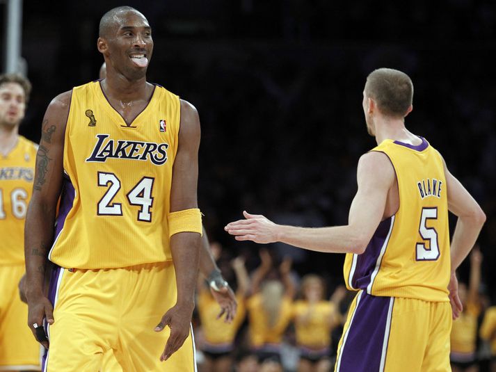 Kobe Bryant sést hér með Steve Blake eftir sigurkörfuna.