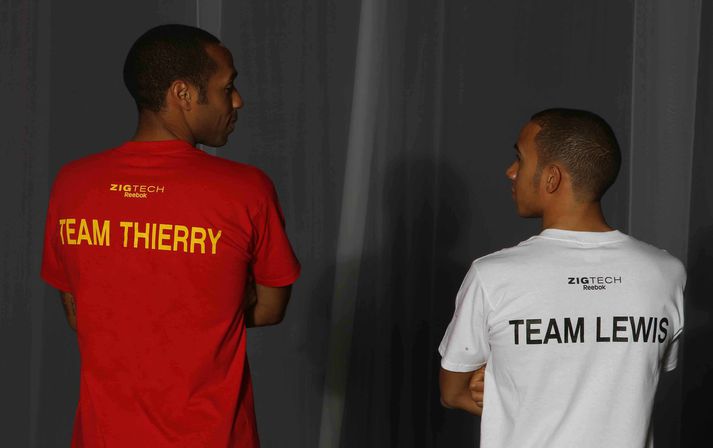 Thierry Henry, leikmaður Barcelona ræðir hér við Lewis Hamilton og báðir eru greinilega í einhverju auglýsingamakki með sama aðila ef marka má bol merkingar þeirra.