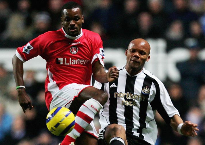 Darren Bent, leikmaður Charlton er hér í baráttu við Alain Boumsong hjá Newcastle