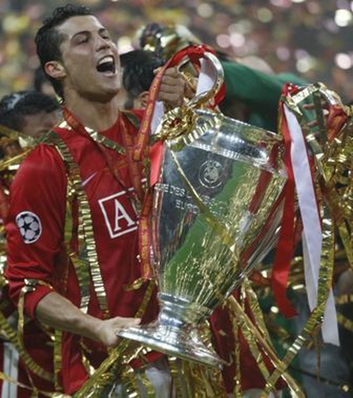 Cristiano Ronaldo með Meistaradeildarbikarinn eftir sigur Manchester United á síðustu leiktíð.