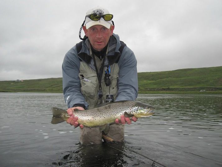 Bjarni Höskuldsson með flottan urriða úr Laxárdalnum sumarið 2014