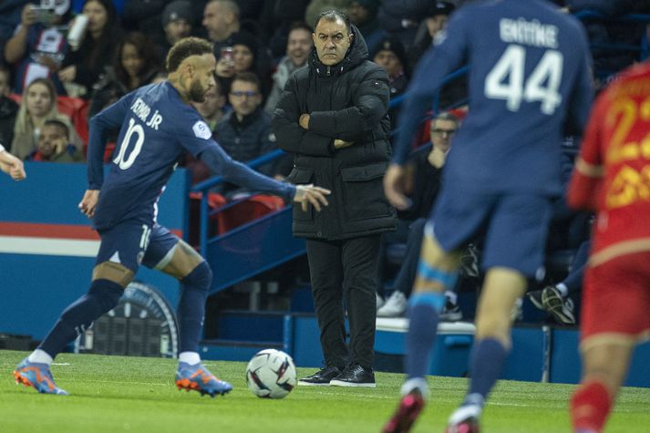 Abdel Bouhazama sést hér stýra Angers á móti stórliði Paris Saint-Germain.
