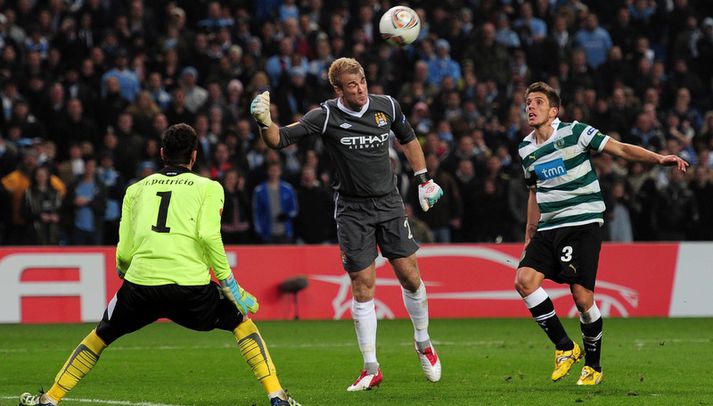 Joe Hart reynir hér að skalla boltann í blálokin.