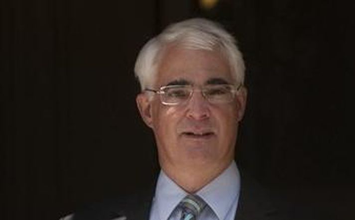 Alistair Darling segist ekki ætla að sitja aðgerðarlaus ef breskir bankar séu að okra á lánum. Mynd/ AFP.