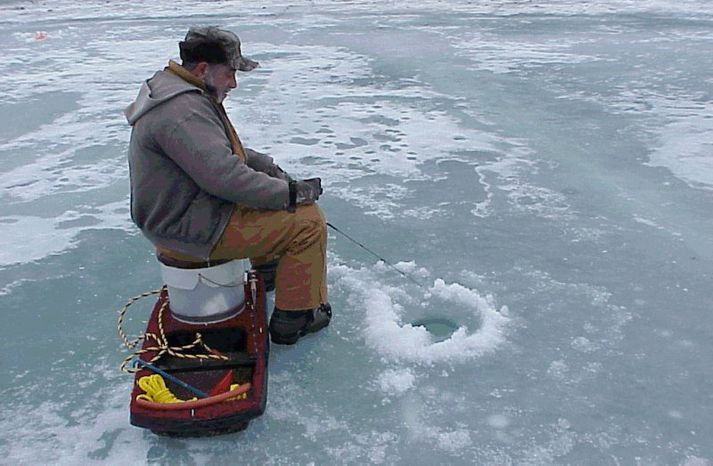 Það er ennþá mikill ís á vötnum víða á landinu en hann fer vonandi hrattþegar það loksins hlánar