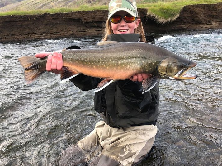 Benjamín Þorri með stóra bleikju úr Eyjafjarðará