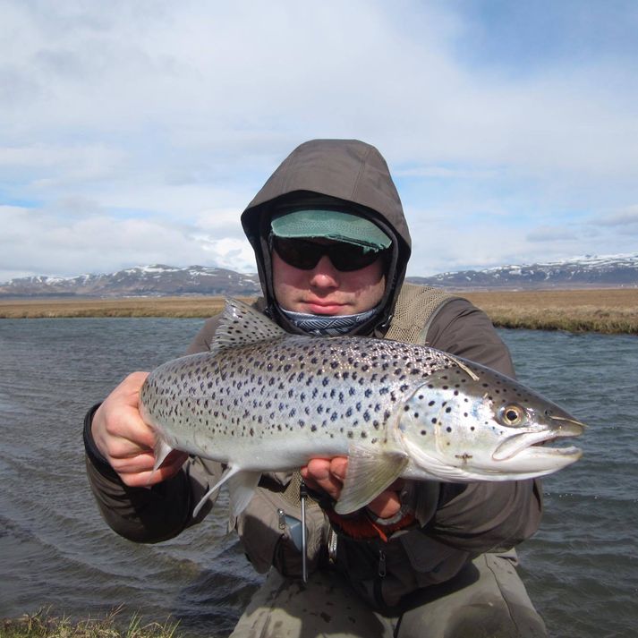 Hrafn Hauksson með flottann sjóbirting úr Varmá í gær