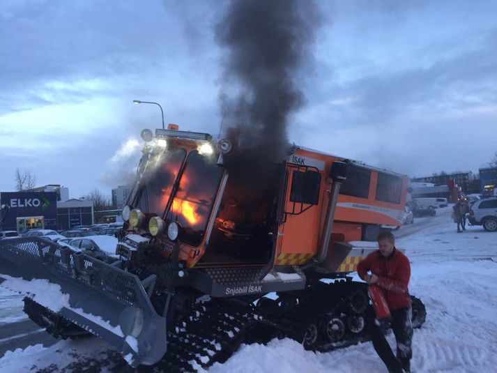 Töluverður eldur kom upp inn í snjóbílnum.