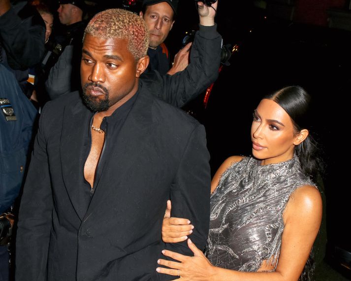 Kanye West og Kim Kardashian sjást hér á leið á frumsýninguna í New York í gærkvöldi.