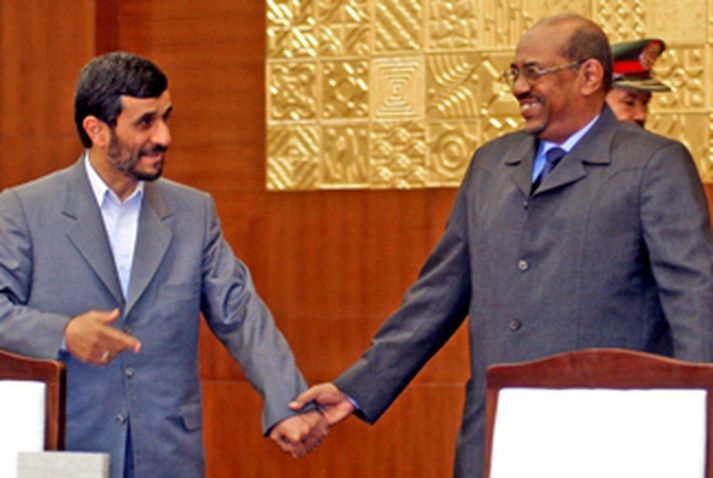 Forseti Írans, Mahmoud Ahmadinejad og Forseti Súdan Omar al-Bechir' leiðast hér í lok fréttamannafundar í dag.