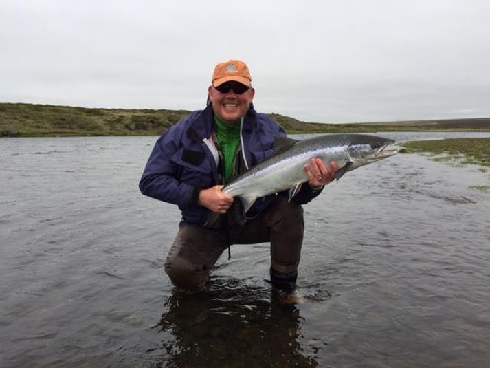 Fyrsti laxinn úr Víðidalsá í höndunum á veiðimanninum Vilhjámi Þór Vilhjálmssyni