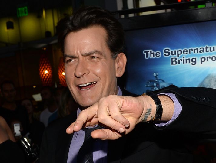 Charlie Sheen segist hafa verið undir stöðugum árásum síðastliðin fjögur ár vegna sjúkdómsins.