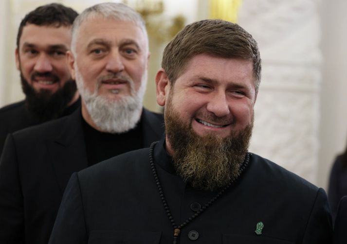 Adam Delimkhanov stendur hér fyrir aftan Ramzan Kadyrov, einræðisherra Téténíu.