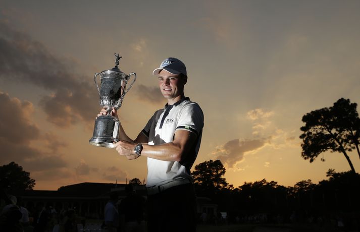 Martin Kaymer fagnar sigrinum á US Open í ljósaskiptunum.