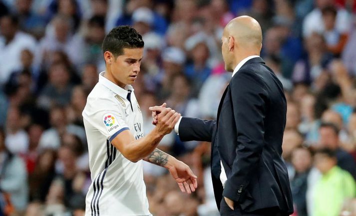 James tekur í spaðann á Zidane er hann gengur af velli í sínum síðasta leik á Bernabéu. Það þykir fullvíst að hann fari frá félaginu í sumar.