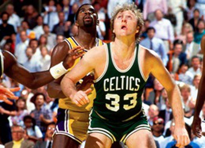 Larry Bird er hér í baráttu við vin sinn og helsta keppnaut á ferlinum, Magic Johnson hjá LA Lakers