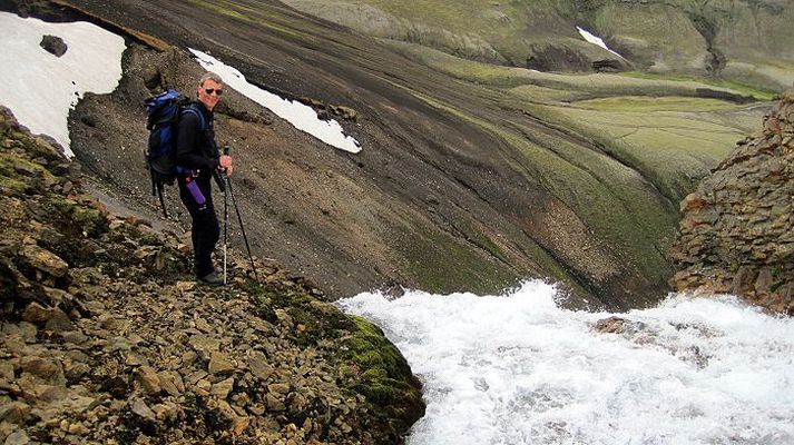 Skúli staðnæmist við brún Rauðufossa á göngu sinni frá Landmannahelli í Dalakofa.