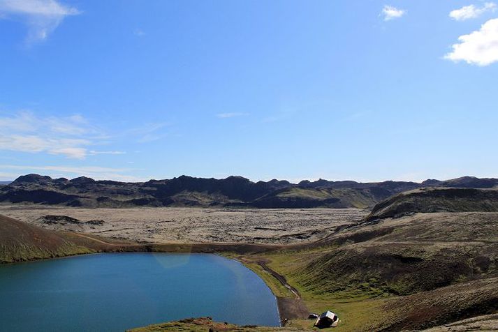 Við djúpavatn Einhvers staðar situr nú einhver í íburðarmiklu en illa fengnu ítölsku sófasetti sem þar til um síðustu helgi var helsta stofustássið í húsi Stangveiðifélags Hafnarfjarðar við Djúpavatn á Reykjanesi.mYND/hALLDÓR gUNNARSSON