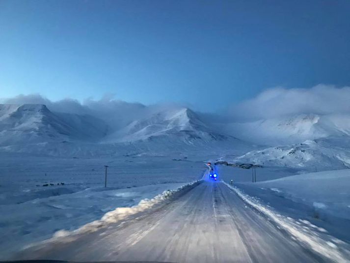 Maðurinn sem leitað var að eftir snjóflóð í hlíðum Esjunnar síðdegis í gær er látinn.