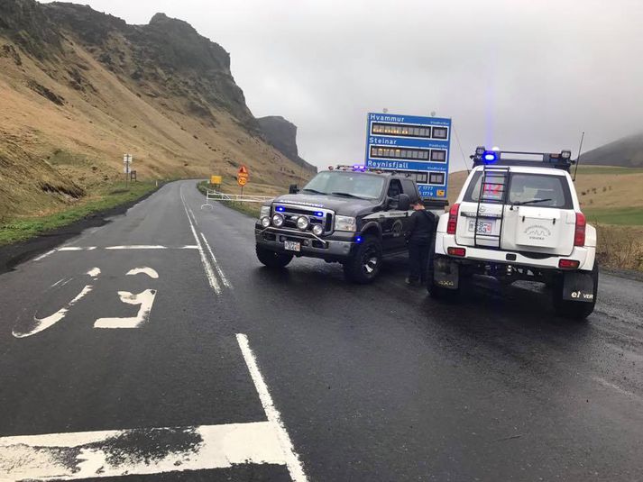 Enn er  lokað á milli Gígjukvíslar og Jökulsárlóns og er reiknað með að lokunin geti staðið fram á miðjan dag.