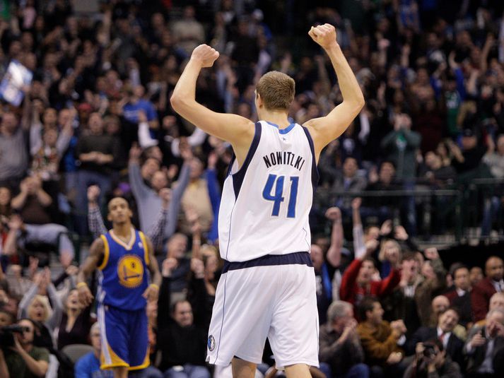 Dirk Nowitzki fagnar góðri sókn í nótt.